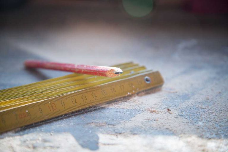 carpenter-1365332_960_720_compressor